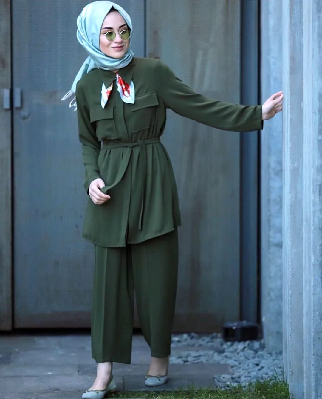 Мусульманская одежда для женщин. Hijab style 2022 костюм брючный. Брючный костюм для мусульманок. Брючный костюм для мусульманок. Мусульманский брючный костюм женский.