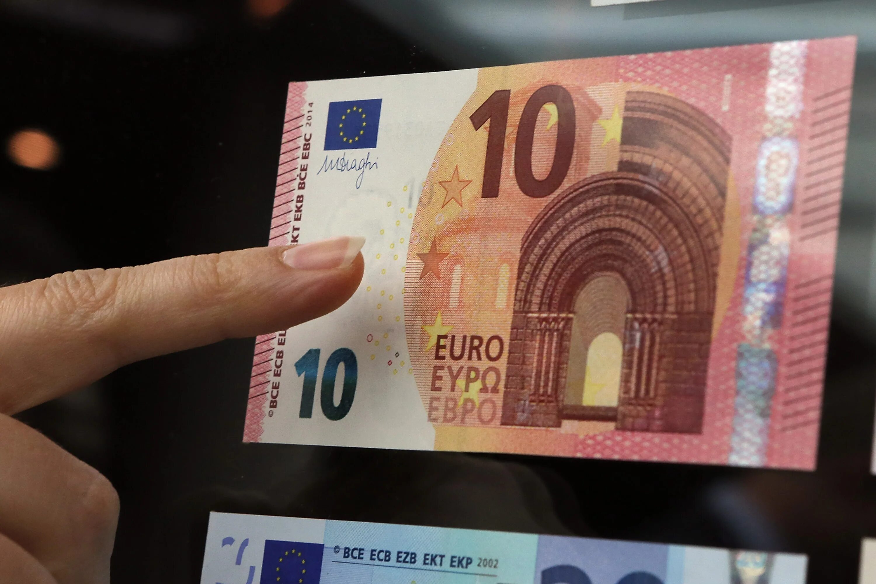 Купюра валют. 10 Евро купюра. 10 Евро купюра 2022. Евро фото. Купюры евро номиналы.