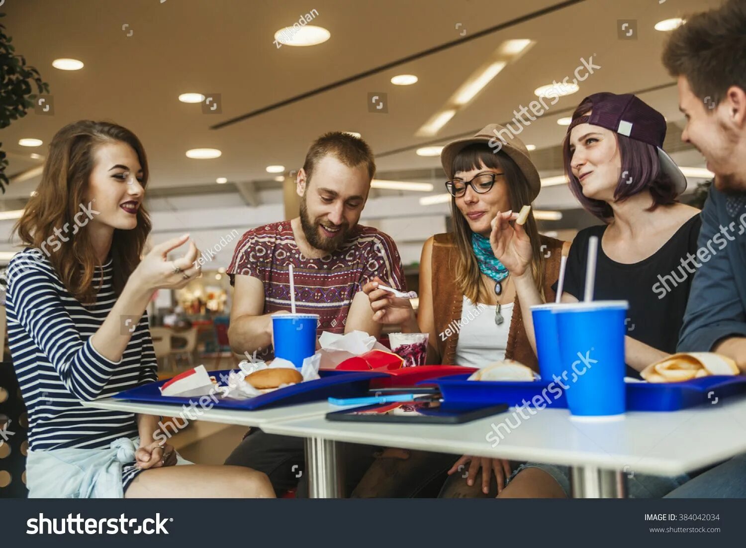 Фаст фуд в магазине. Friends fast food. фаст фуд менеджер фото. хипстер сток.