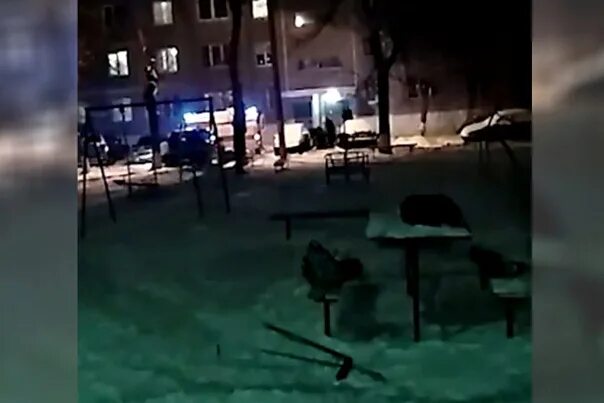 В гатчине девушка выпала из окна. Девушка прыгнула с 10 этажа. Кондиционер на балконной плите. В орле девушка выбросилась из окна. Девочка выпала из окна орел.