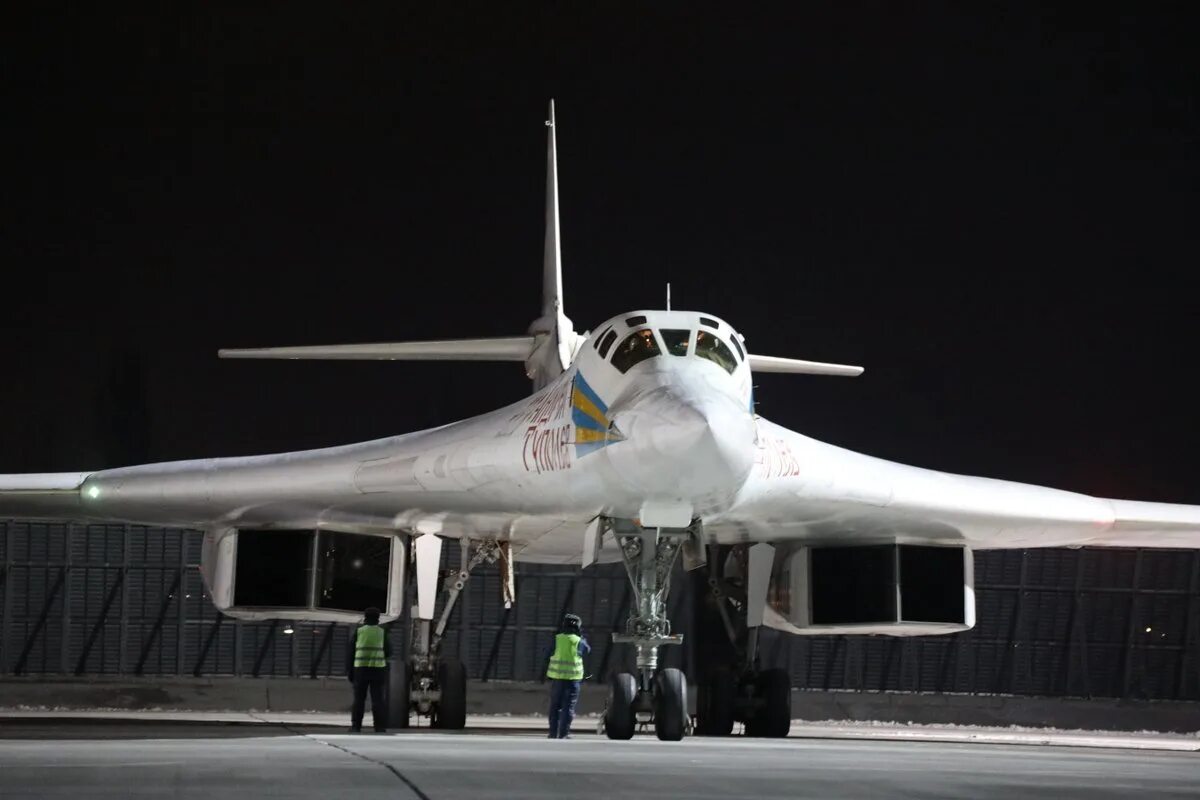 Ту-160 белый лебедь. Стратегический бомбардировщик ту-160 белый лебедь. Стратегический ракетоносец ту-160 белый лебедь. Туполев ту 160.