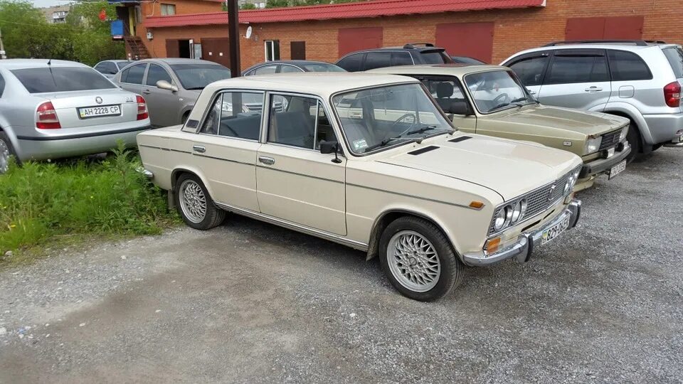 Ваз 2103 1980 года выпуска. Ваз 2103 бежевый цвет. 2103 серый металлик. машина лада 2103 светлая. серый ваз 2103 и цвет колеса.