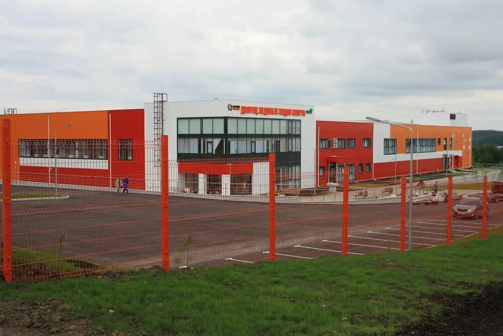 Губаха ледовый дворец. Ледовая арена красноуральск. Ледовый кировград. Дворец спорта кировград. Кировград свердловской области ледовая арена.