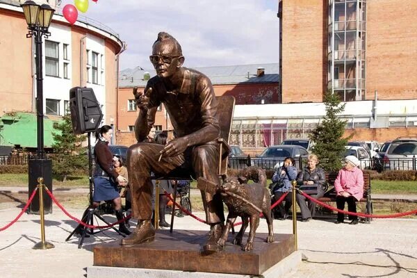 Памятник леониду гайдаю в иркутске. Иркутск памятник гайдаю и героям его. Памятник гайдаю в иркутске. Гайдаю. Памятник леониду гайдаю в свободном.