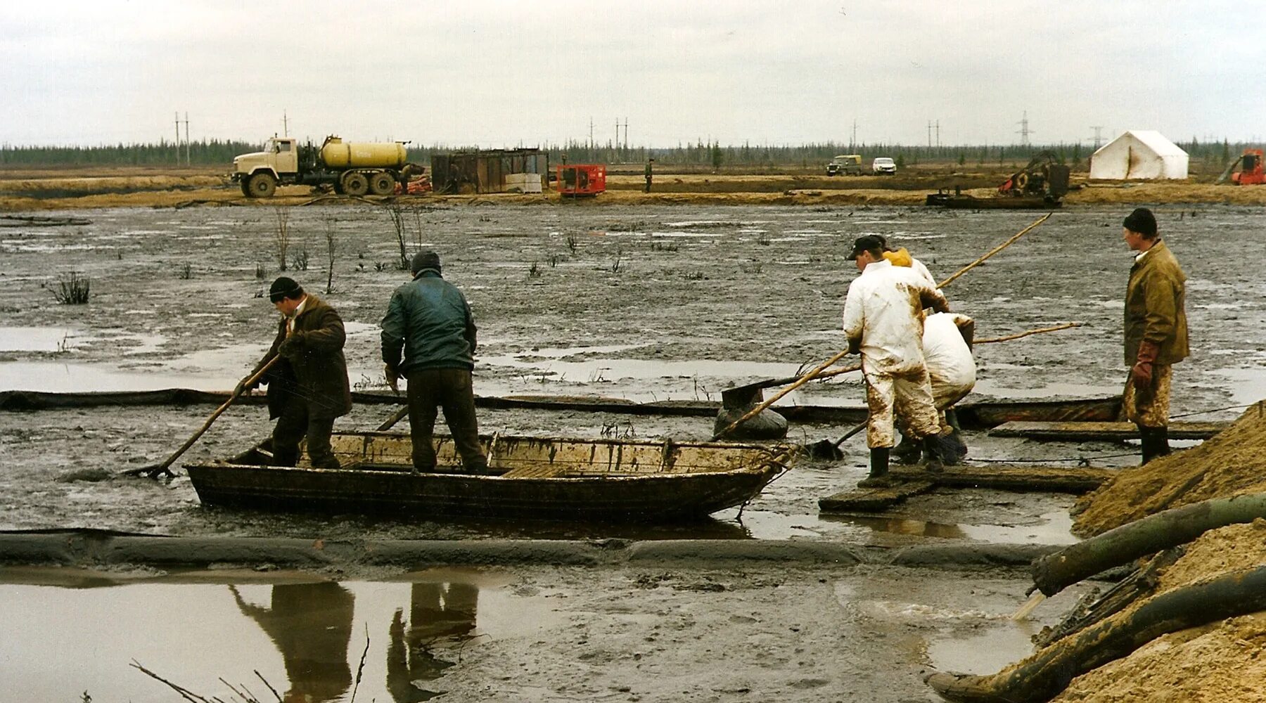 Добыча января. 1994 Год разлив нефти в Республике Коми. Усинская катастрофа 1994. Усинская катастрофа в 1994 году. Усинская катастрофа.