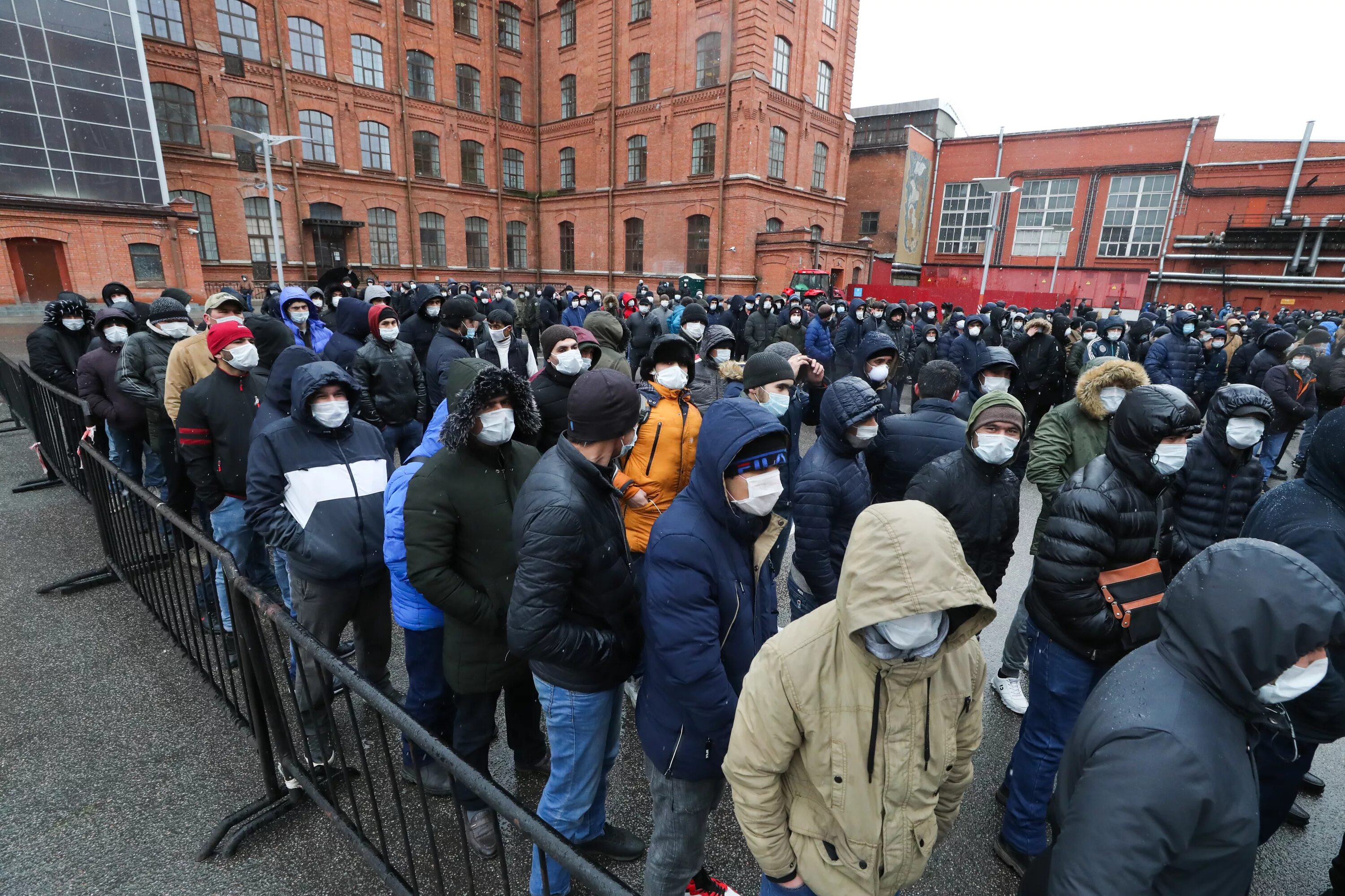 В первую очередь граждан с. Трудовая миграция кыргызстанцы в Москве. Мигранты в России. Трудовые мигранты. Гастарбайтеры в Москве.