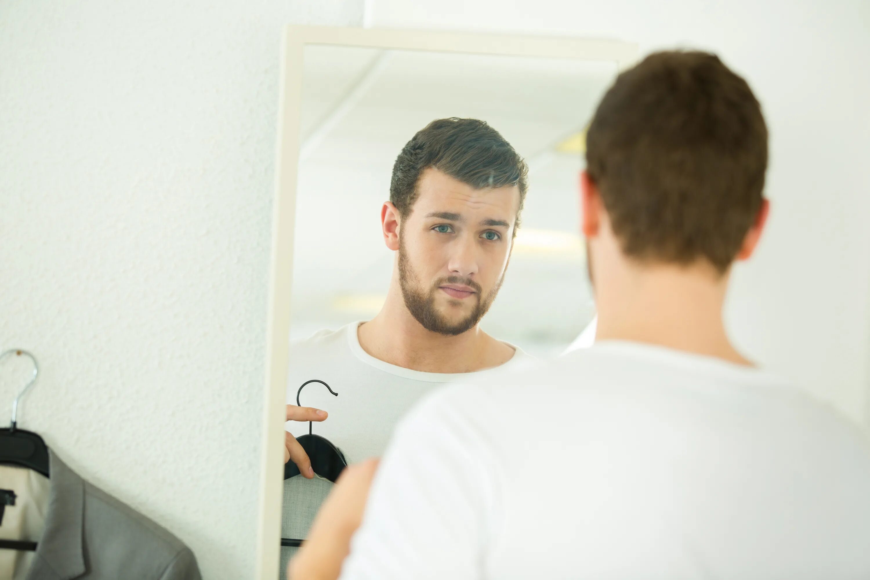 Man in Front of Mirror. Мужчина надевает рубашку перед зеркалом. In Front of the Mirror. The man in Front of the Mirror Art. Мужская часть мужчины