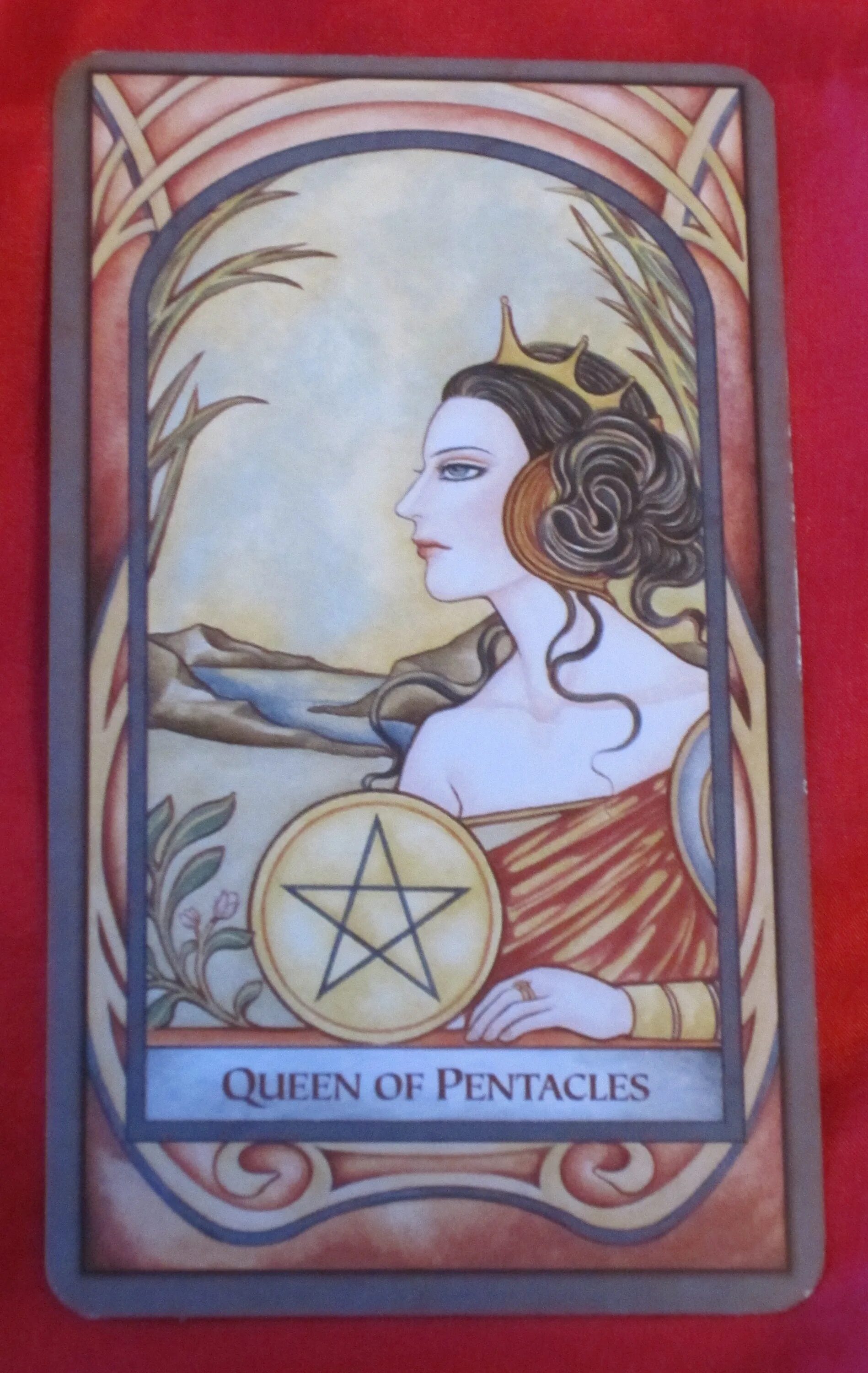 Таро Фенестра галерея. Карта Таро Королева пентаклей. Queen of Pentacles Таро. Карта Таро Уэйта Королева пентаклей. Королева пентаклей таро в любви