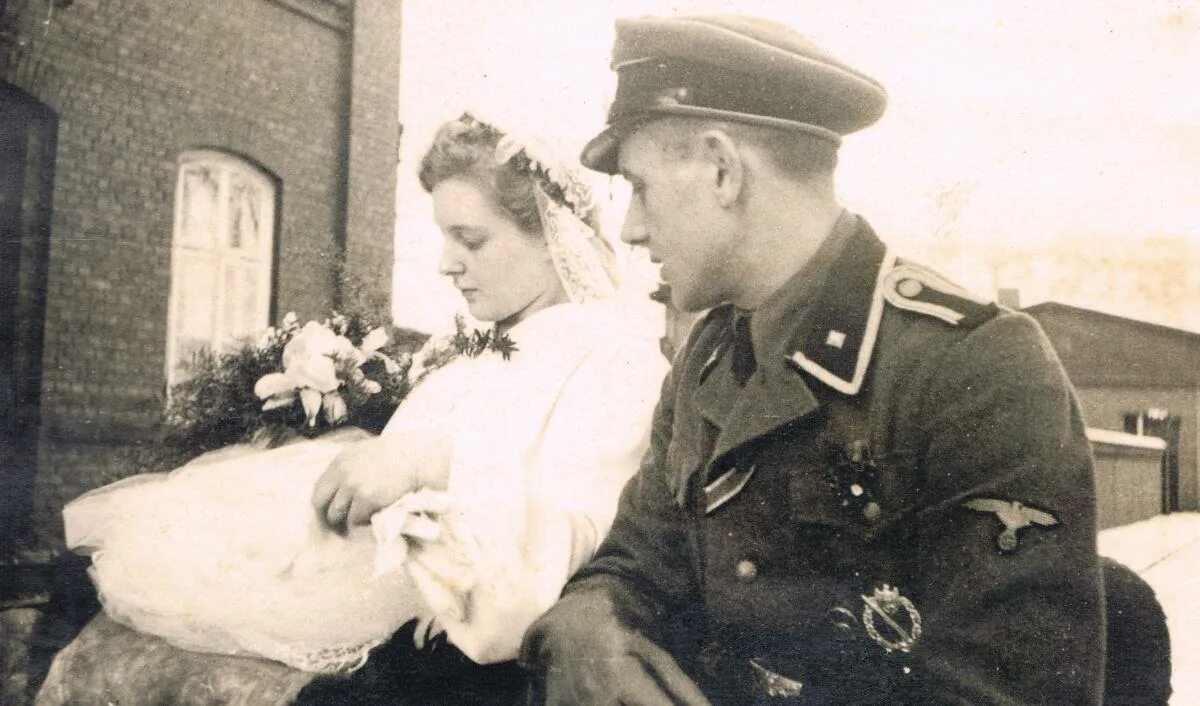 Офицеры 3. Свадьба нацистов. Немцы с женами. Жены фашистов. Офицеры третьего рейха с женами.