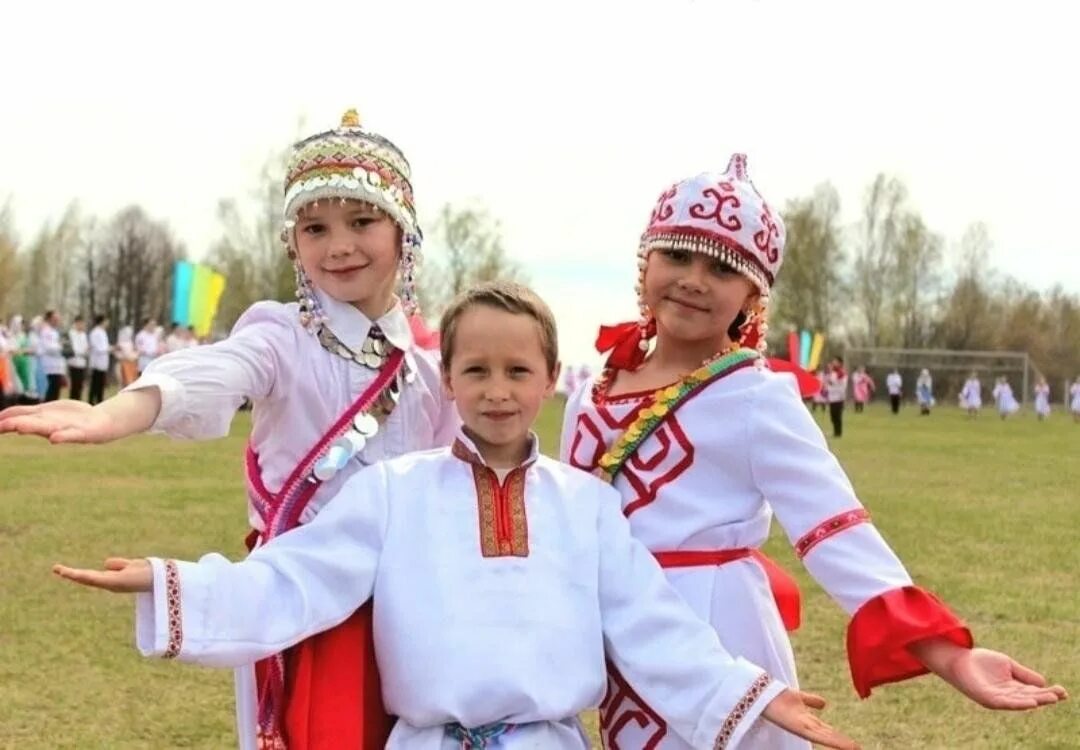 В чувашской республике живут. Народ чуваши, Чувашская Республика. Чувашские костюмы для детей. Чуваши дети. Чувашский национальный костюм детский.