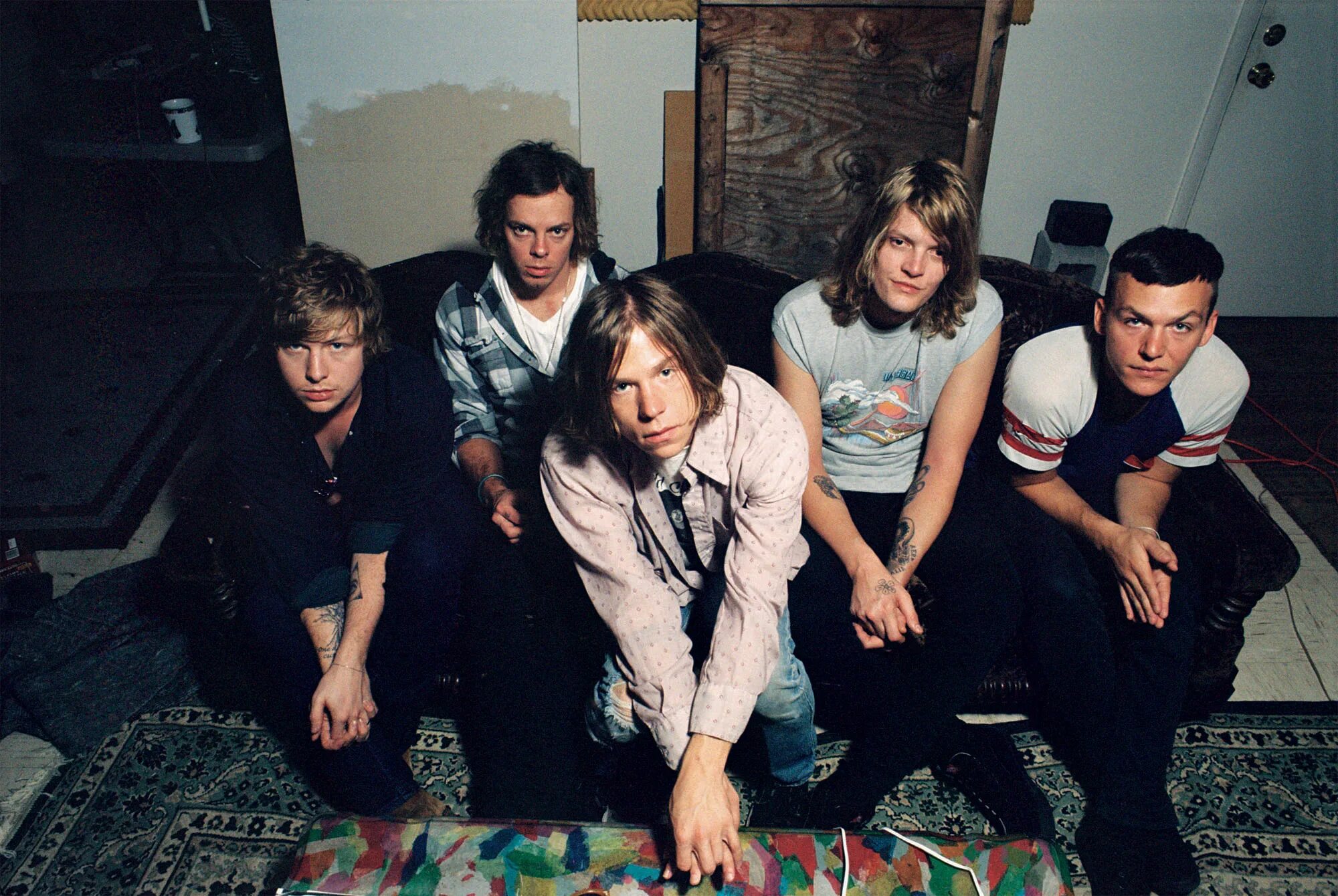 Cage the elephant перевод. Cage the Elephant. Группа Cage the Elephant. Cage the Elephant Cage the Elephant. Cage the Elephant молодые.