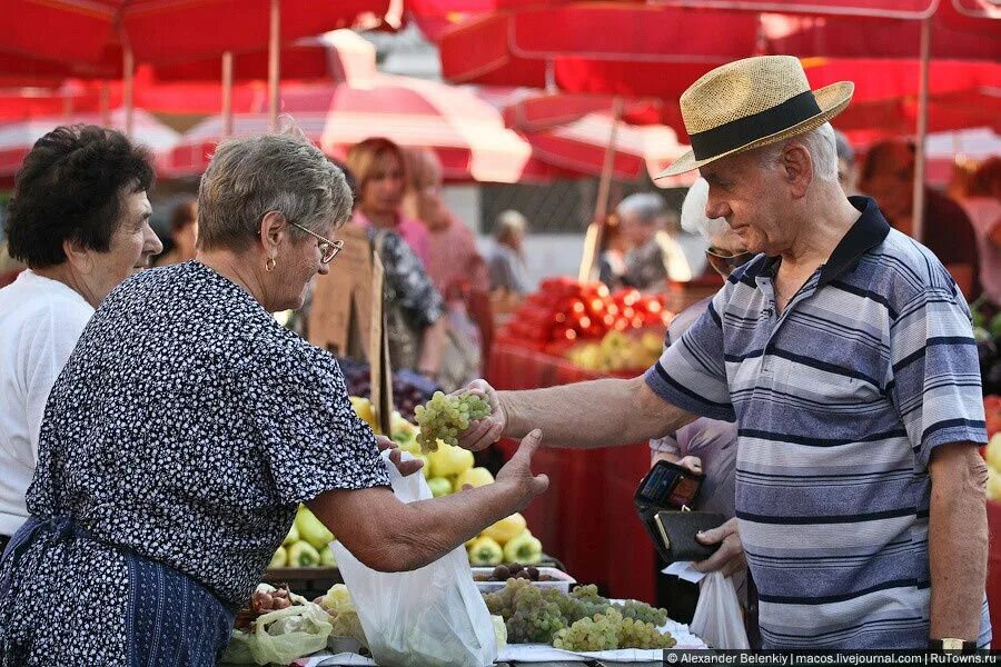 Люди на рынке. Торговец на рынке. Люди торгуются на рынке. Торговаться на рынке.