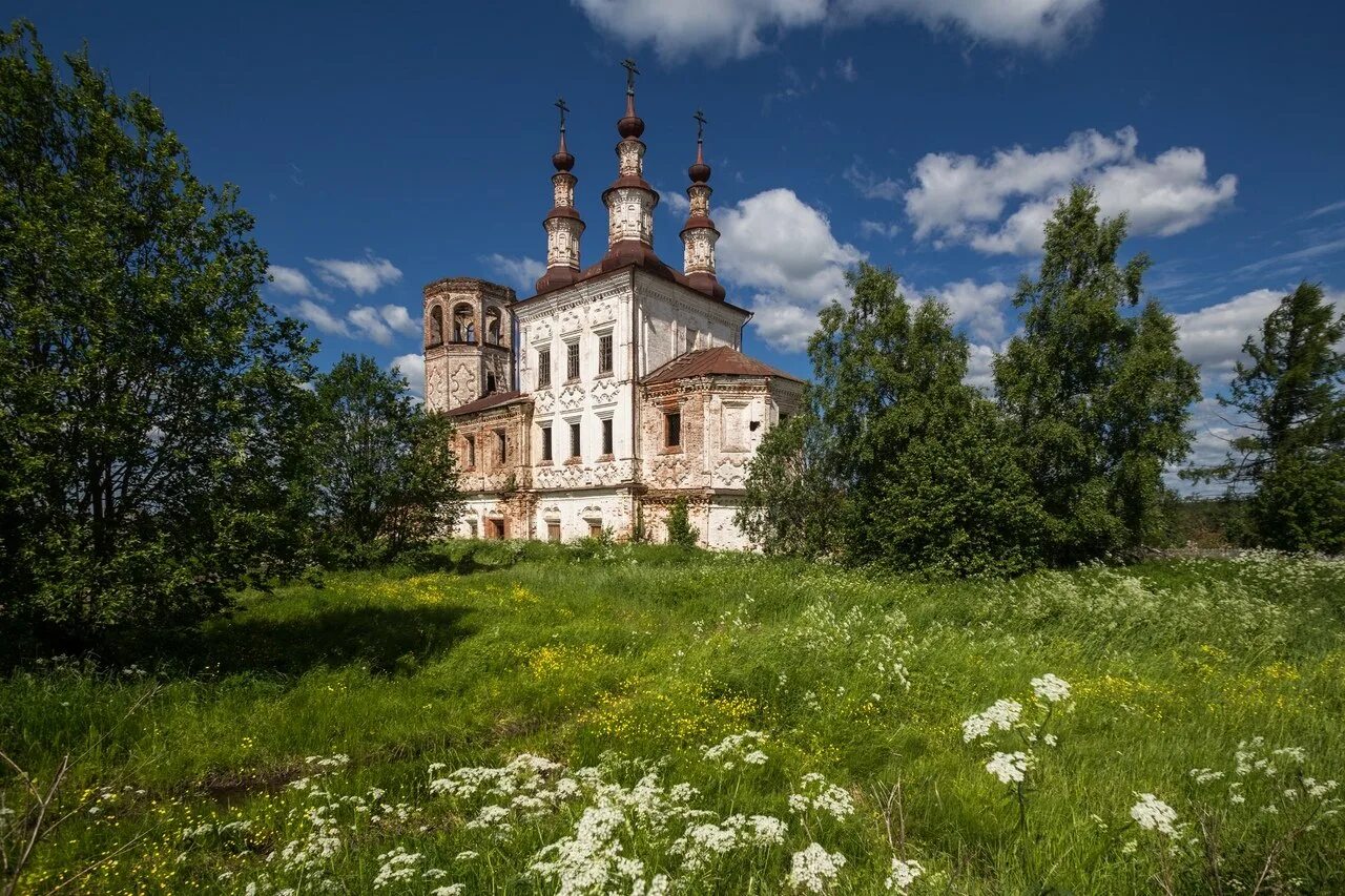 Вологодская область фото. Варницы Тотьма. Тотьма Церковь Воскресения. Церкви Вологодской области. Варницы Вологодская область.