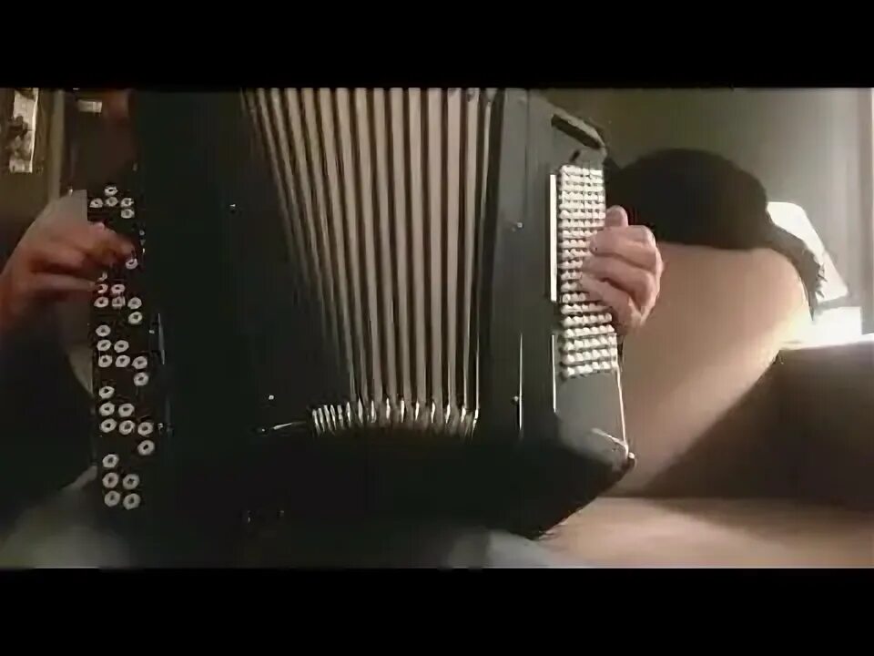 Уличный музыкант на аккордеоне. Полетаев баянист. Игра на баяне видео. Баян старые песни. Старый клён играть на баяне.
