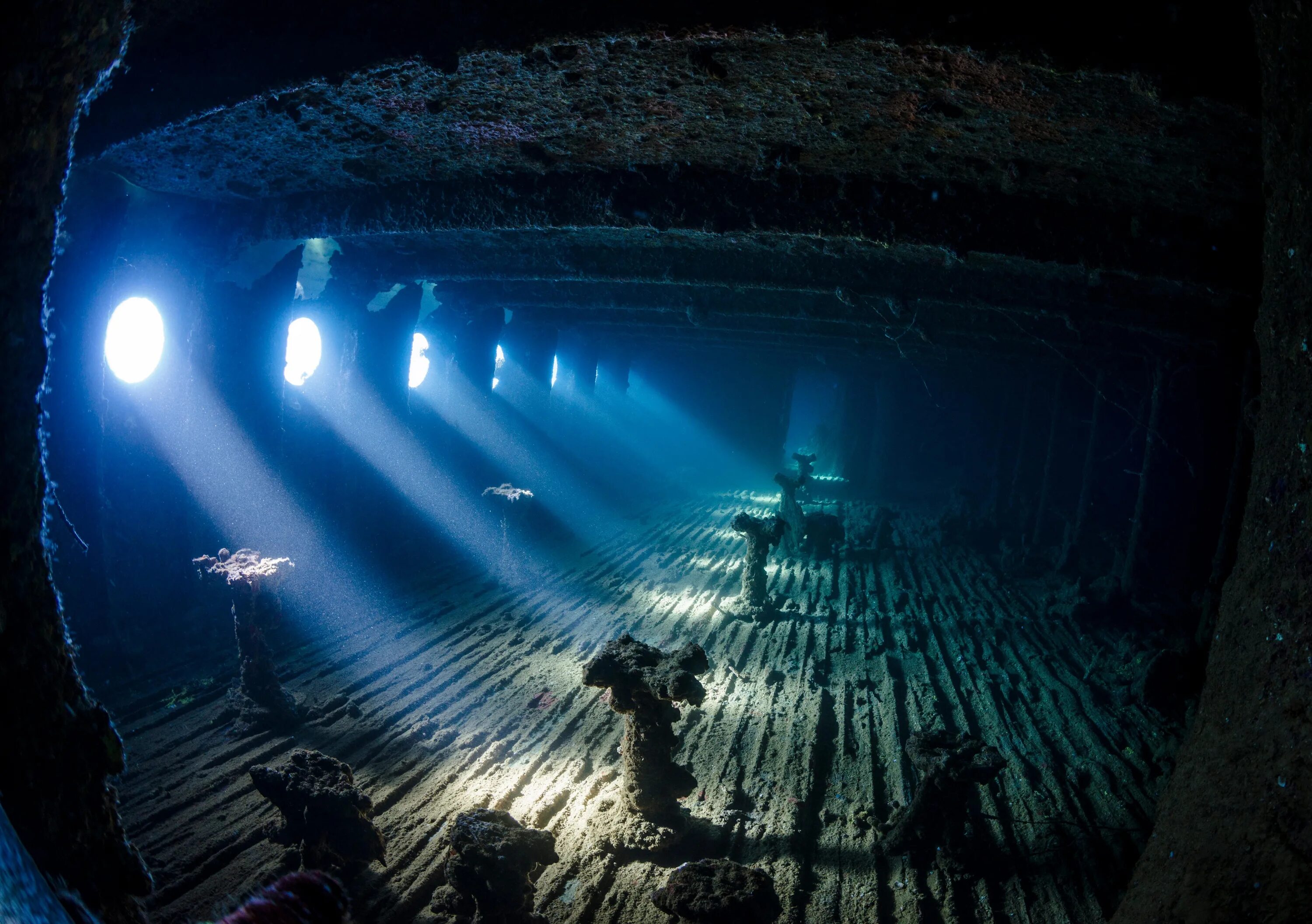 Сухой на дне океана. Подводный музей Британик. Затонувшие корабли. Корабли под водой. Корабль на дне моря.
