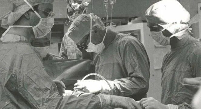 Когда была первая операция. Кристиан Барнард оперирует. Первая трансплантация почки. Трансплантология почки. Первая операция по трансплантации почек.