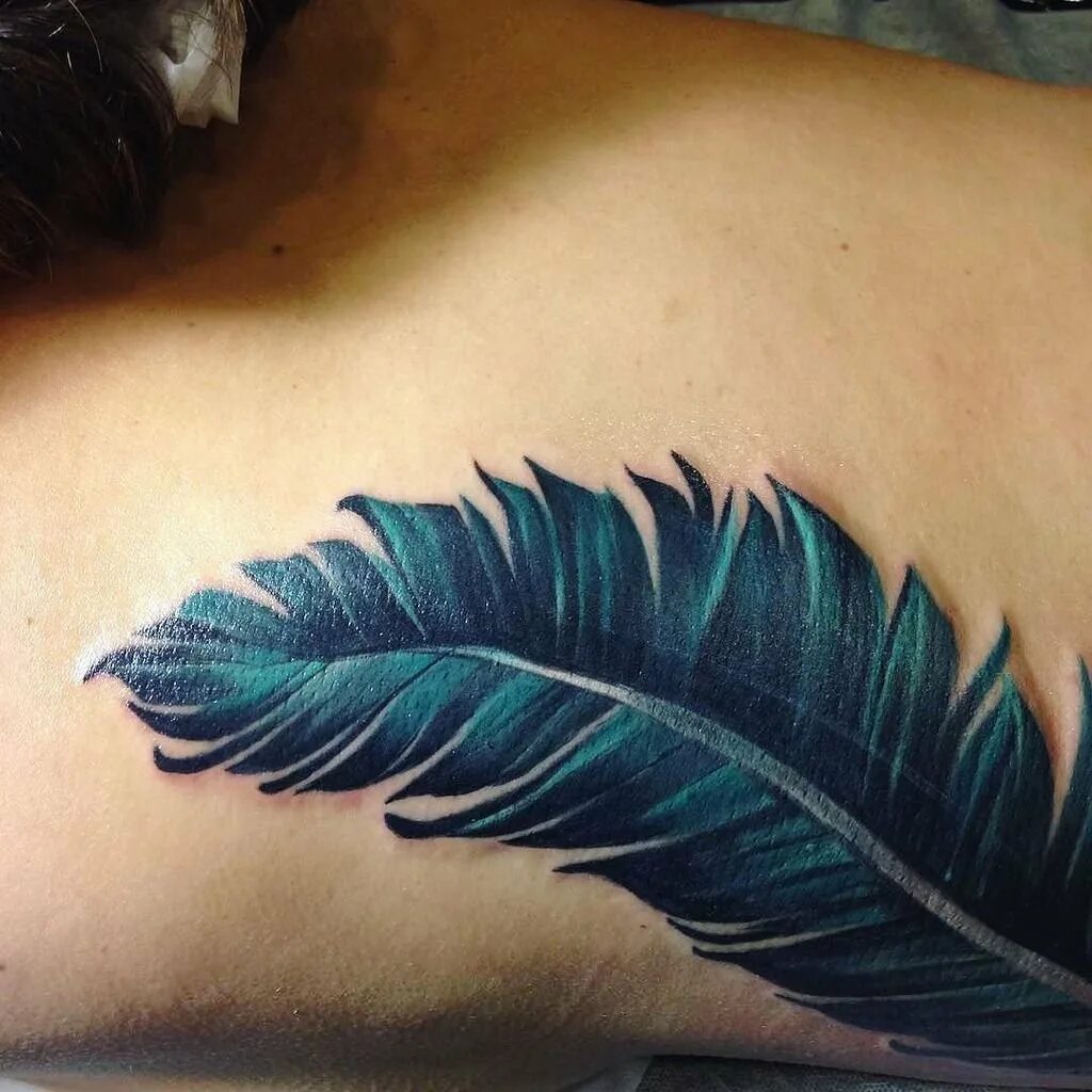 татуировки для девушек перо. что обозначает тату перо. тату поют. тату перо. тату перо на запястье.