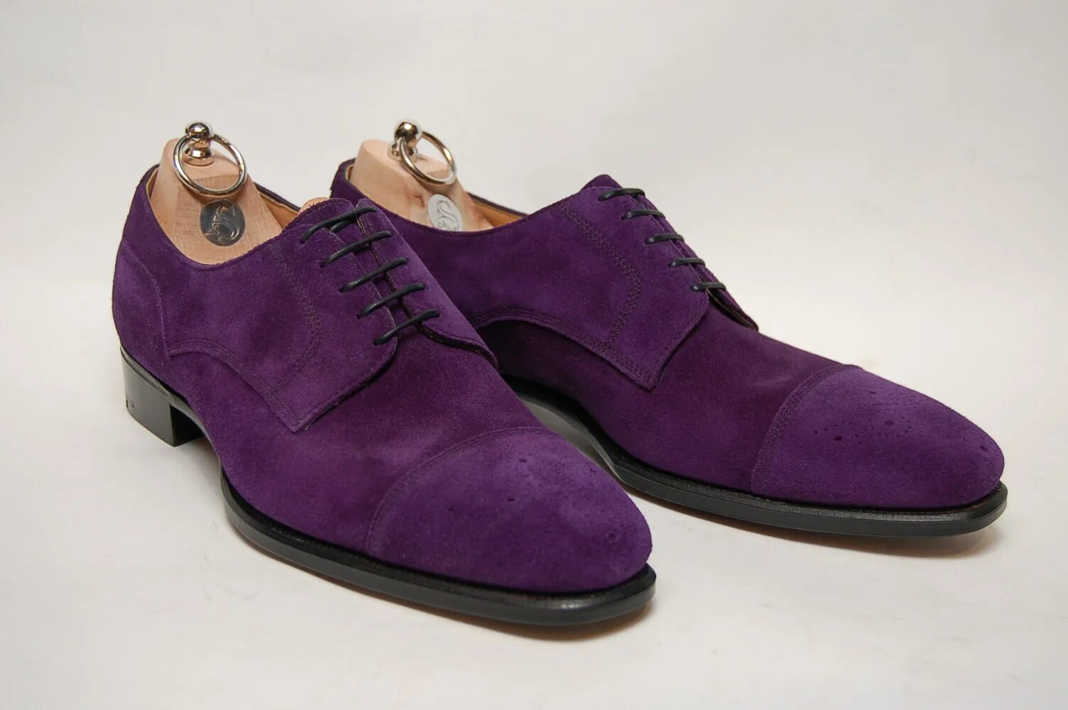 Ботинки цвета. Suede Shoes туфли. Фиолетовые ботинки мужские. Обувь из замши. Фиолетовые туфли мужские.