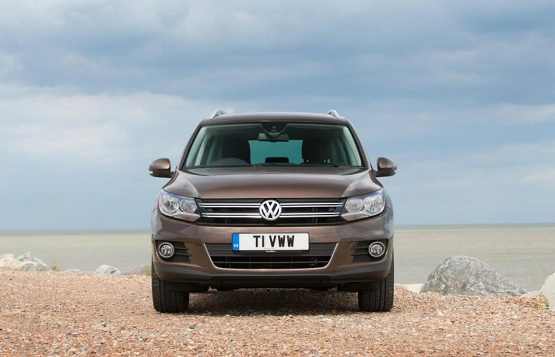 Volkswagen дорожная. Tiguan 2015. Кроссовер Фольксваген Тигуан. Тигуан 2015. Volkswagen Tiguan 2014 анфас.