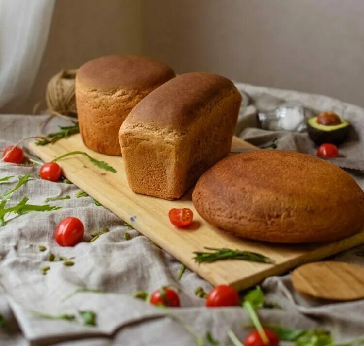 Подовый хлеб это какой. Хлеб ржано-пшеничный подовый. Хлеб пшеничный деревенский подовый. Формовые хлебобулочные изделия. Ржаной хлеб кирпичик.