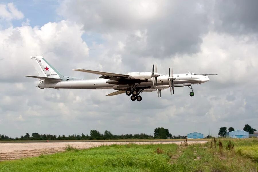 Ту 95 мс благовещенск. Ту 160 взлет. Бомбардировщик ту-95мс. Ту 95 видео. Турбовинтовой стратегический бомбардировщик-ракетоносец ту-95.