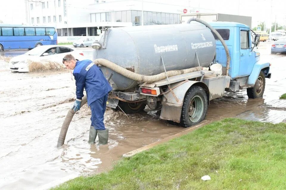 Откачка шамбо в хабаровске 89145433008. Илосос стационарный. Откачка хабаровск. Шамбо 2000 л. Откачка хабаровск.