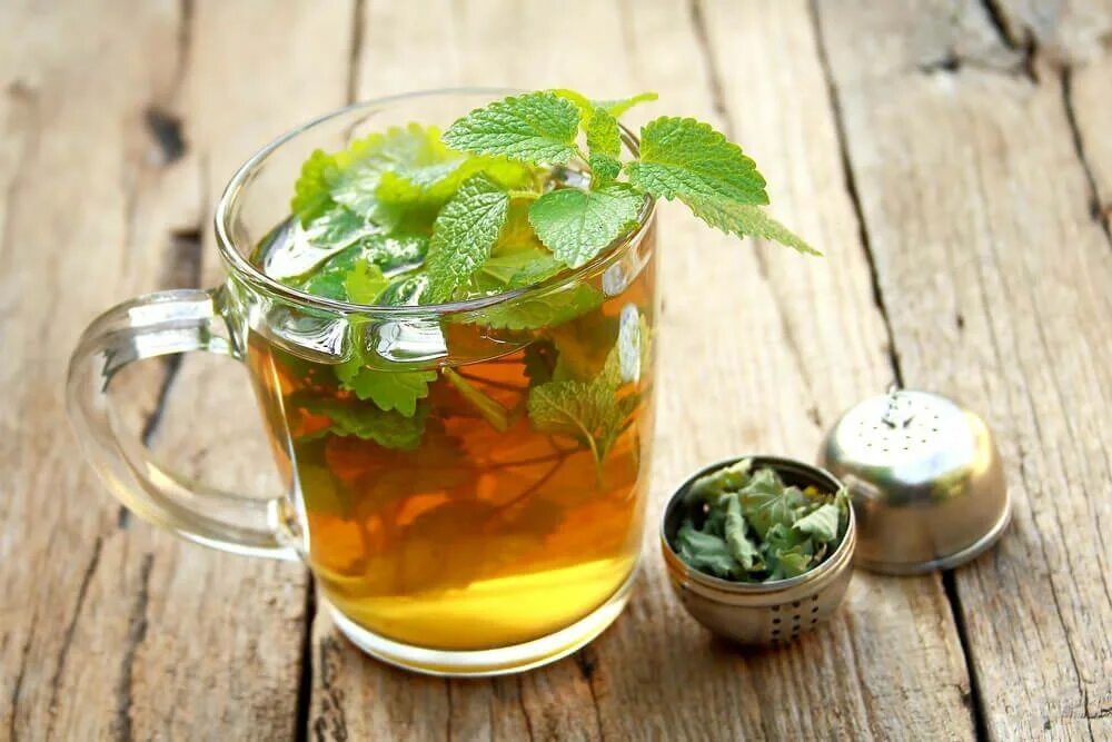Пить чай с мелиссой. Мятный чай с мелиссой. Травяной чай Мелиса мята.