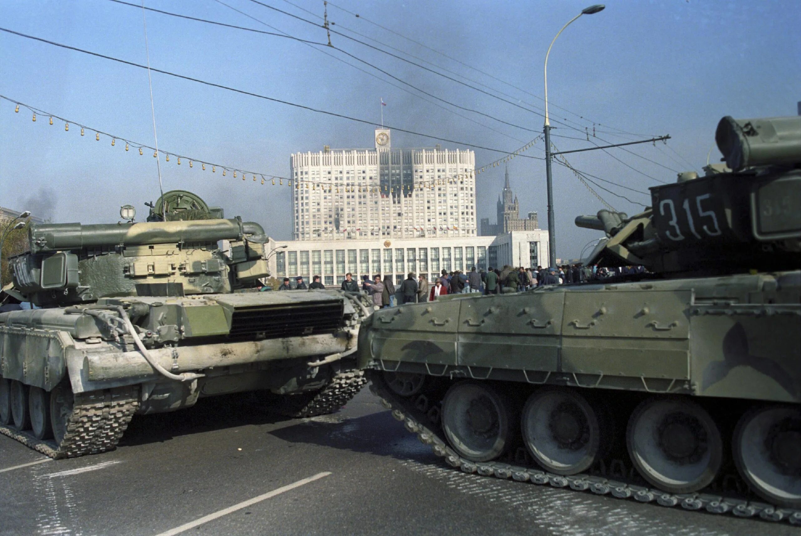 1993 обстрел белого. Танки белый дом 1993. Т-80уд Москва 1993. Танки в Москве 1993. Путч 1993 танки в Москве.