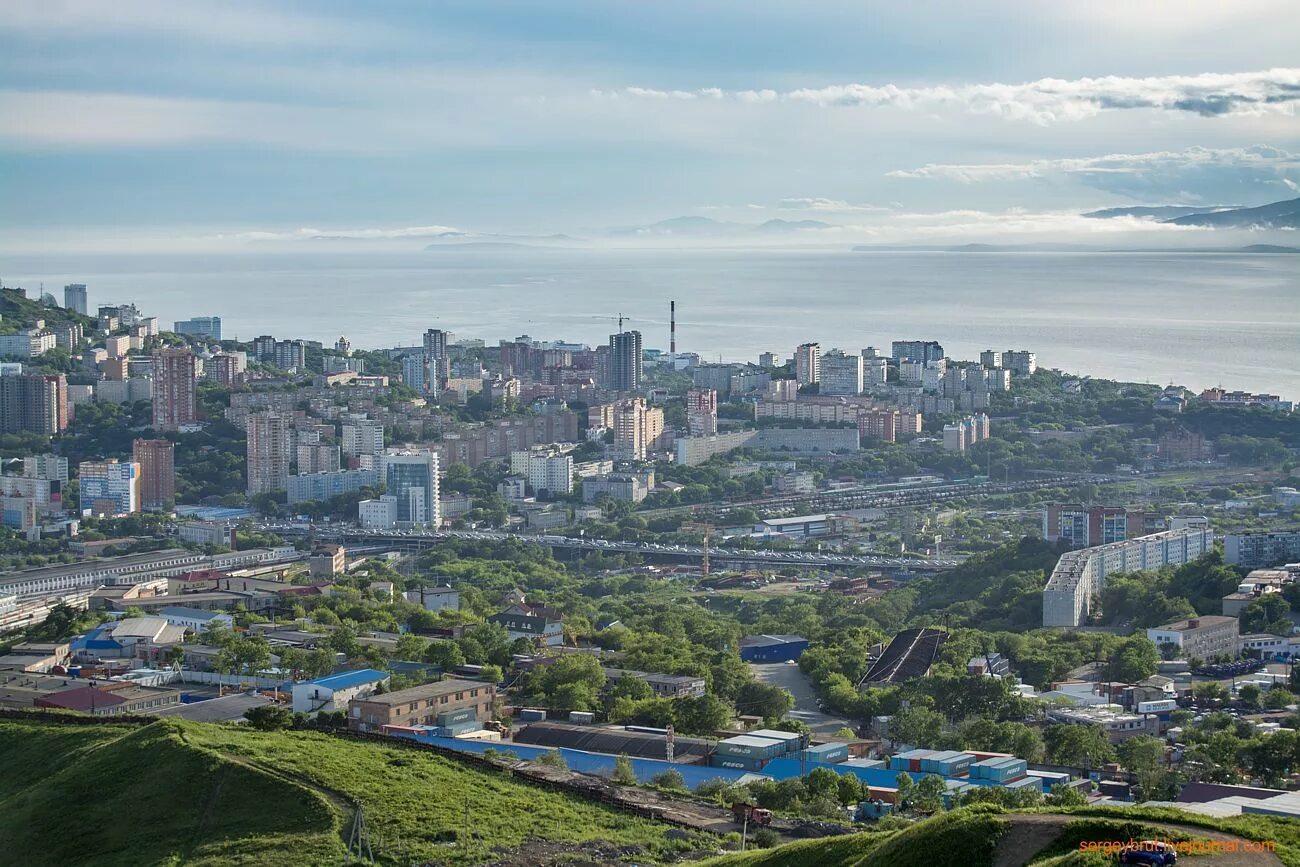 Владивосток полдень против. Владивосток панорама. Сопка Шошина Владивосток. Сопка Тюменская Владивосток. Орлиная панорама Владивосток.