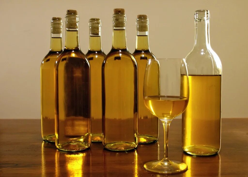 Шарап википедия. Медовое вино. Медовуха в бутылке. Вино из меда. Вино из изюма.
