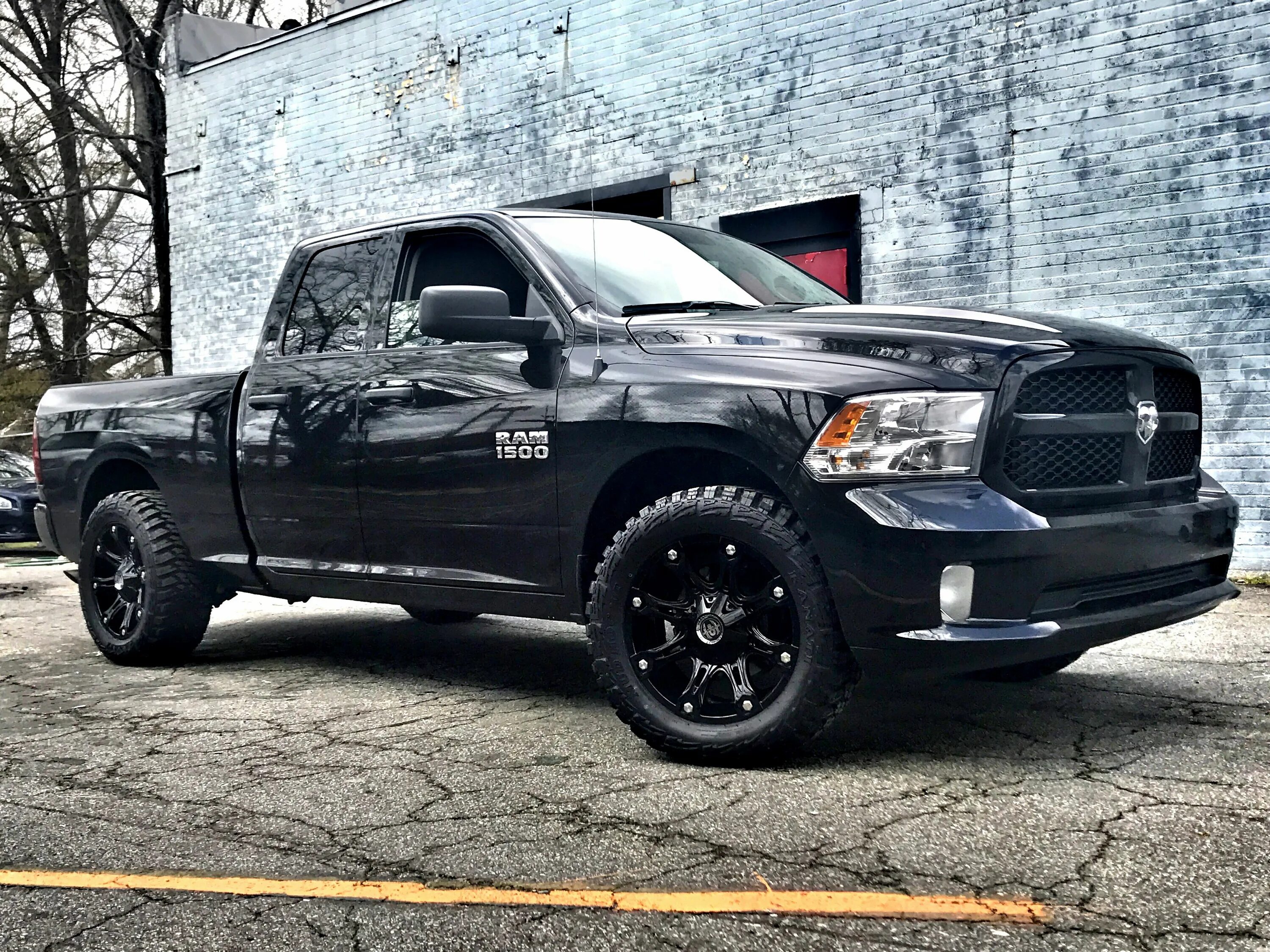 Черный пикап машина. Черный пикапер. Chevrolet crew cab. Dodge ram 1500 черный. Американские пикапы.