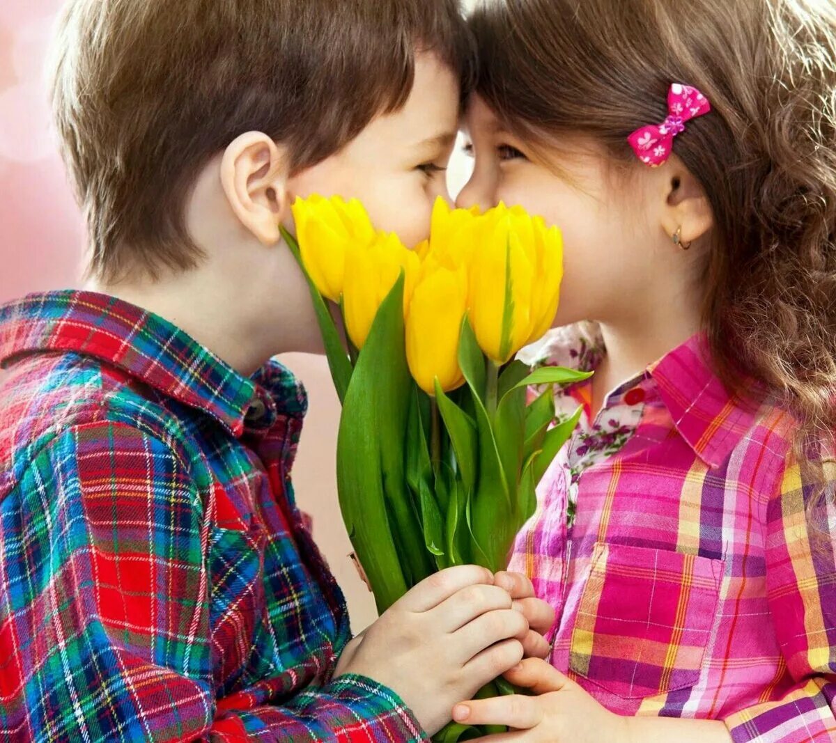 Детский поцелуй. Мальчик с цветами. Мальчик девочка цветы. Мальчик дарит девочке цветы.