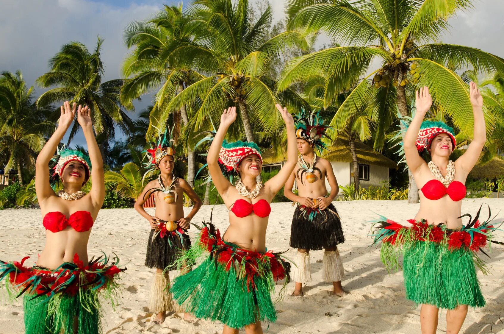 Таитянский танец. Гавайи танцы. Тропический остров танцы. Гавайские танцы на берегу океана. Танцы гавайцев у океана.
