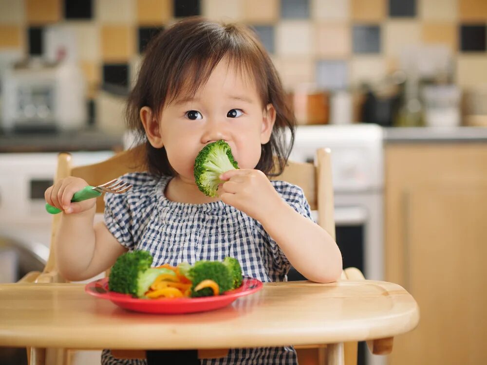 Здоровое питание иллюстрация. Is she eat vegetables. Картинки на тему вегетарианство. Девушка ест салат. Осознанное питание.