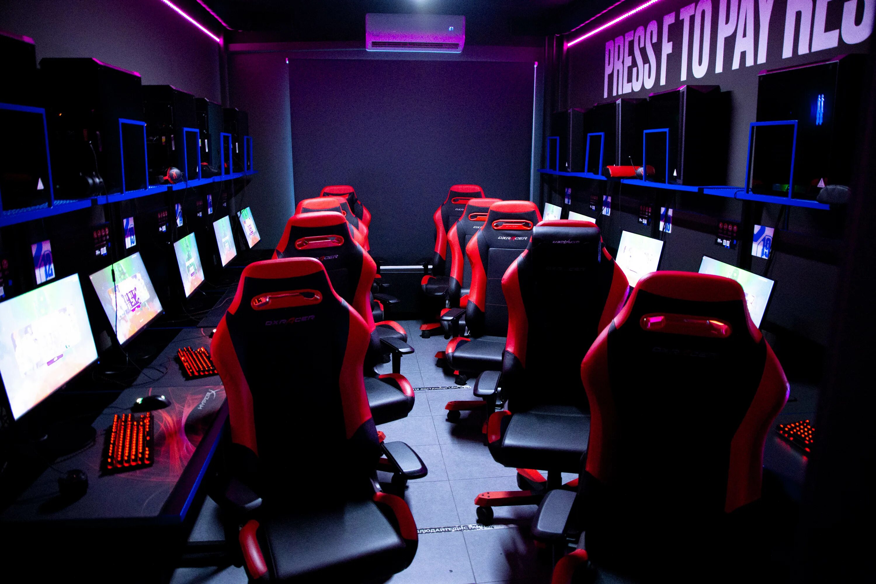 Арена компьютерный клуб калининград. Киберспортсмены россии. Кибер арена камышин. Дизайн компьютерного клуба. True gamers компьютерный клуб.