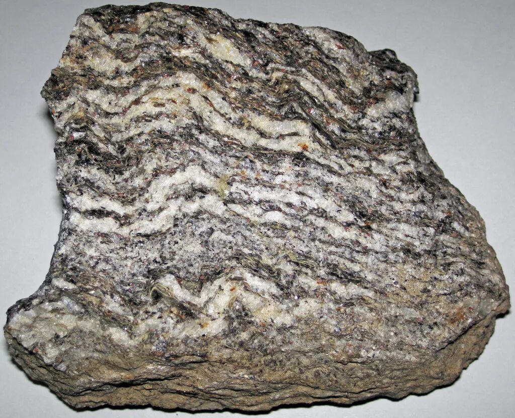 Происхождение каменных пород. Гранито гнейс. Гнейс метаморфическая Горная порода. Гнейс камень. Гнейс биотит роговообманковый.