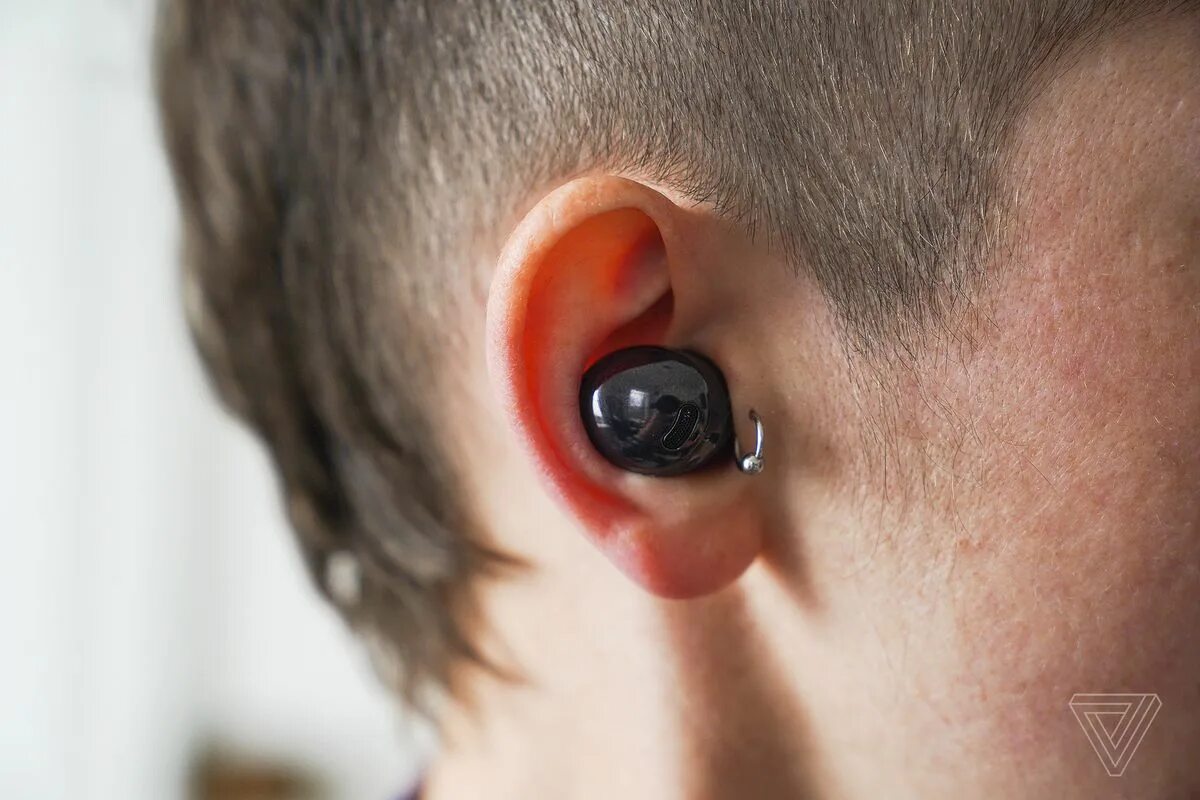 Пародия на аппле наушники затычки. Выпадают из ушей. Айрподс 3 наушники. Наушник в ухе. Наушники samsung galaxy buds в ушах.