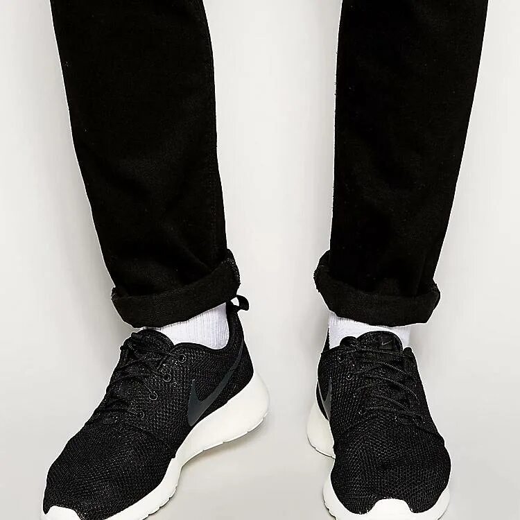 Носки под кроссовки мужские. Белые носки с черными кроссовками. Белые кроссовки с черными носками. Черные кроссовки с носками. Какие носки под кроссовки