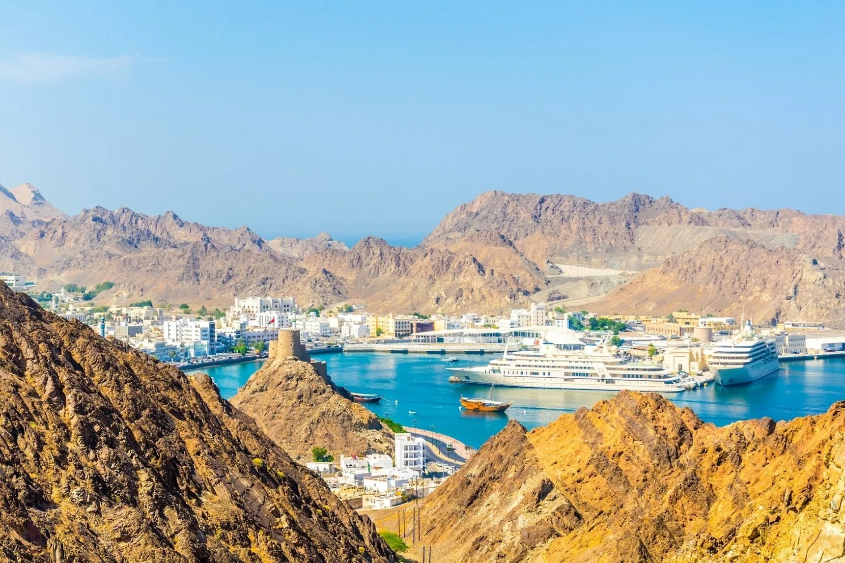 Оман это. Мускат Оман. Порт Маскат Оман. Мускат город в Омане. Султанат Маскат и Оман.