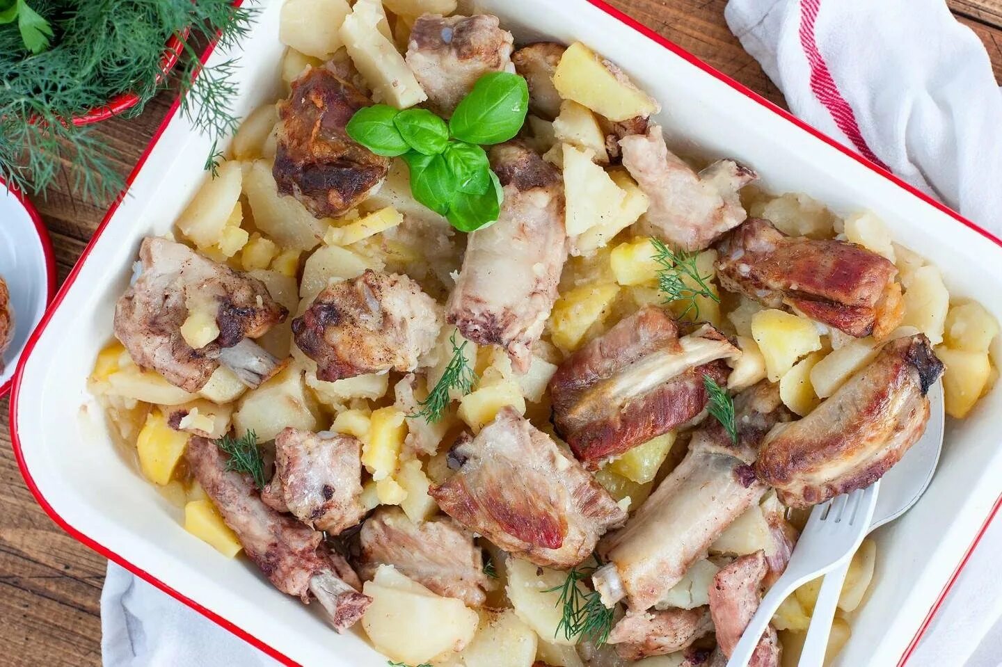 Свиные ребра с картошкой в рукаве. Свинина с картошкой. ребрышки с картошкой в рукаве. рёбра свиные с картофелем в рукаве. рёбрышки в духовке с картошкой.