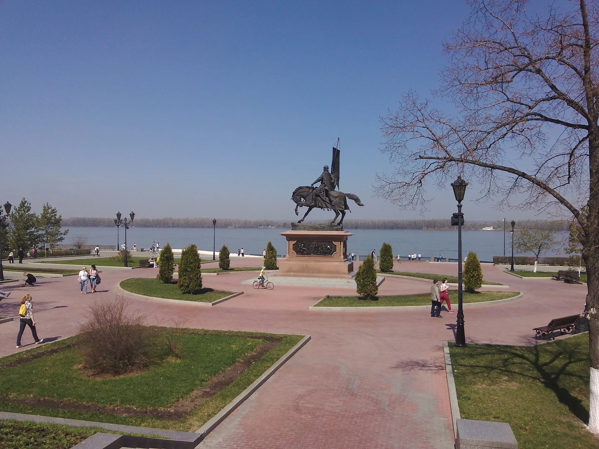 Самара памятники на набережной. Скульптура( водная лыжница) на набережной реки волги в самаре. Самара памятники на набережной. Памятник засекину в самаре на набережной. Памятник на набережной в самаре.
