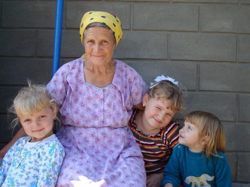 У старушки есть 7. Бабушка и внук. Бабушка с внуками. Фотосессия бабушка с внуками. Старушка для детей.