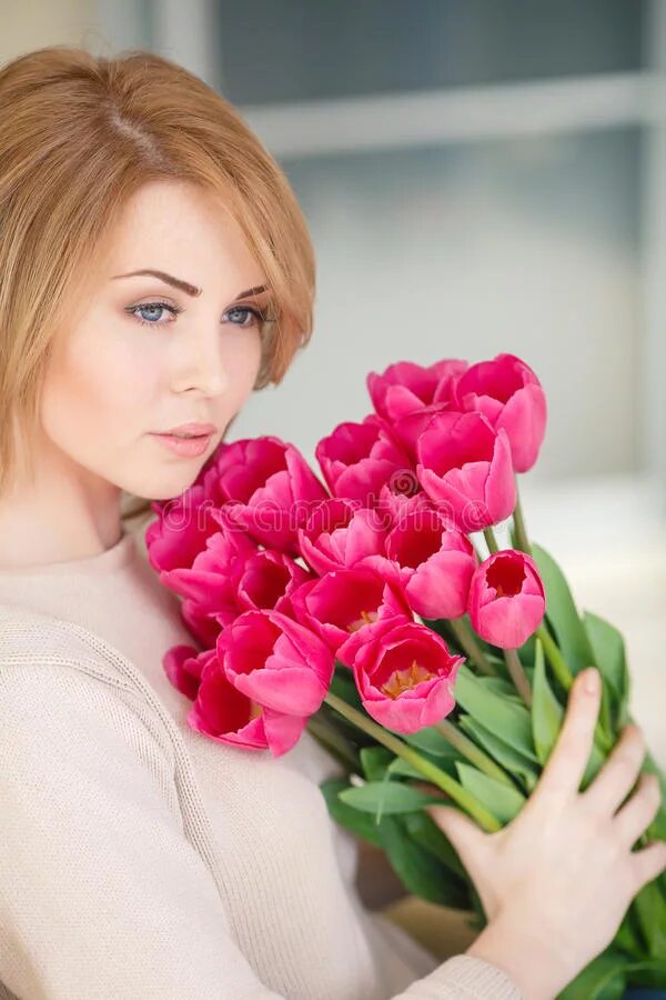 Женщина с букетом тюльпанов. Тюльпаны в руках у девушки. Женщина с тюльпанами. Девушка с букетом тюльпанов. Фотосессия с букетом цветов в студии.