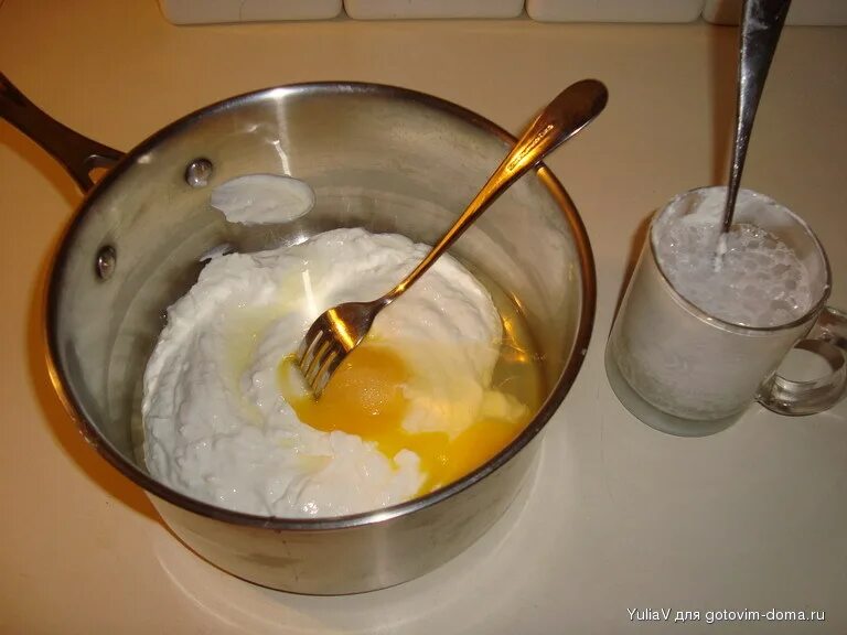 Ложка соды на стакан кипятка. Масло с ложки в кастрюлю. Гашеная сода — 1 ч. ложка.. Взбитые яйца в стакане.