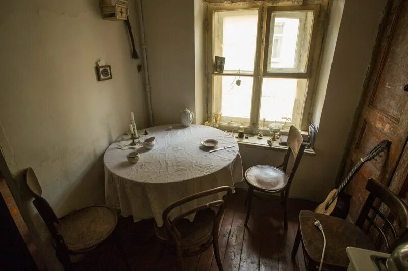 Севастополь коммуналка. Старая комната в коммуналке. Старая квартира. Комната кухня Старая. Коммунальная квартира Эстетика.