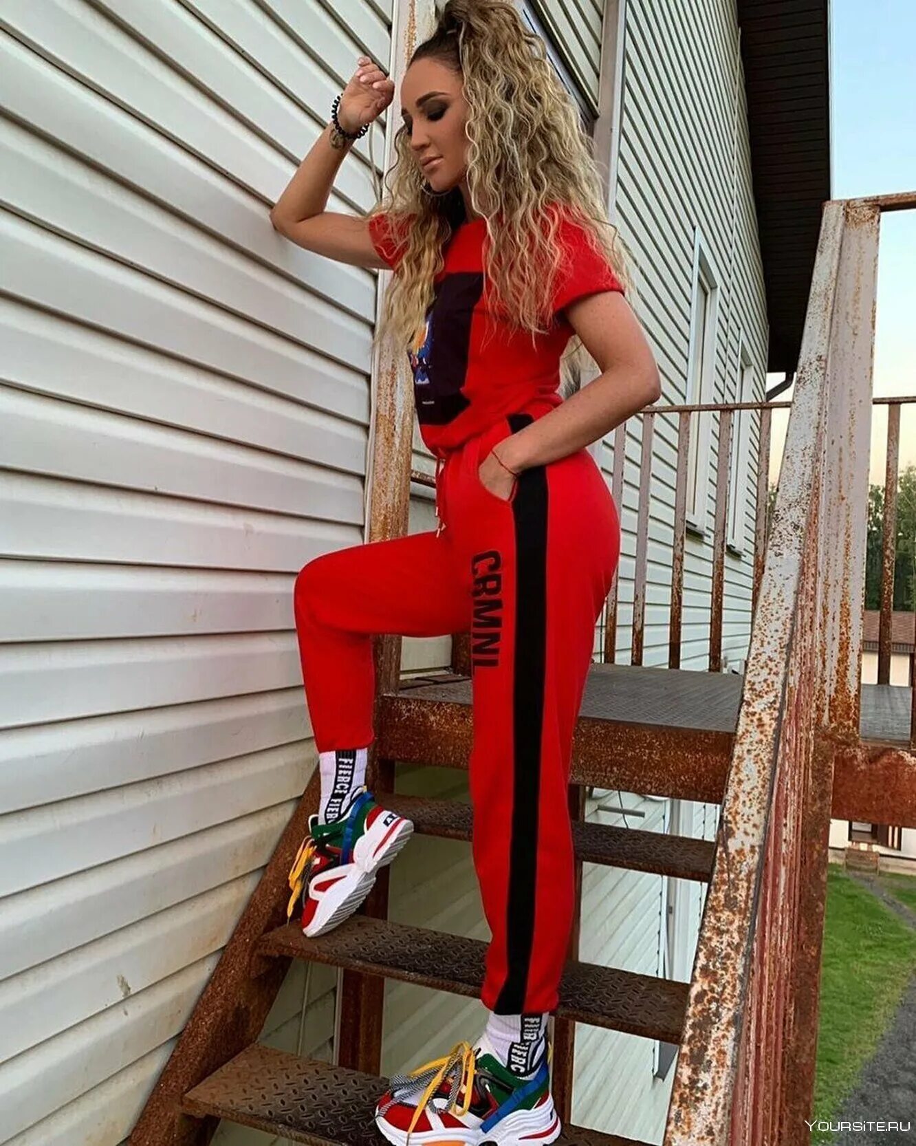 Куртка бузовой баленсиага кожаная. Бузова в куртке баленсиага. Зимние куртки ольги бузовой. Ольга бузова в balenciaga. Ольга бузова в balenciaga.