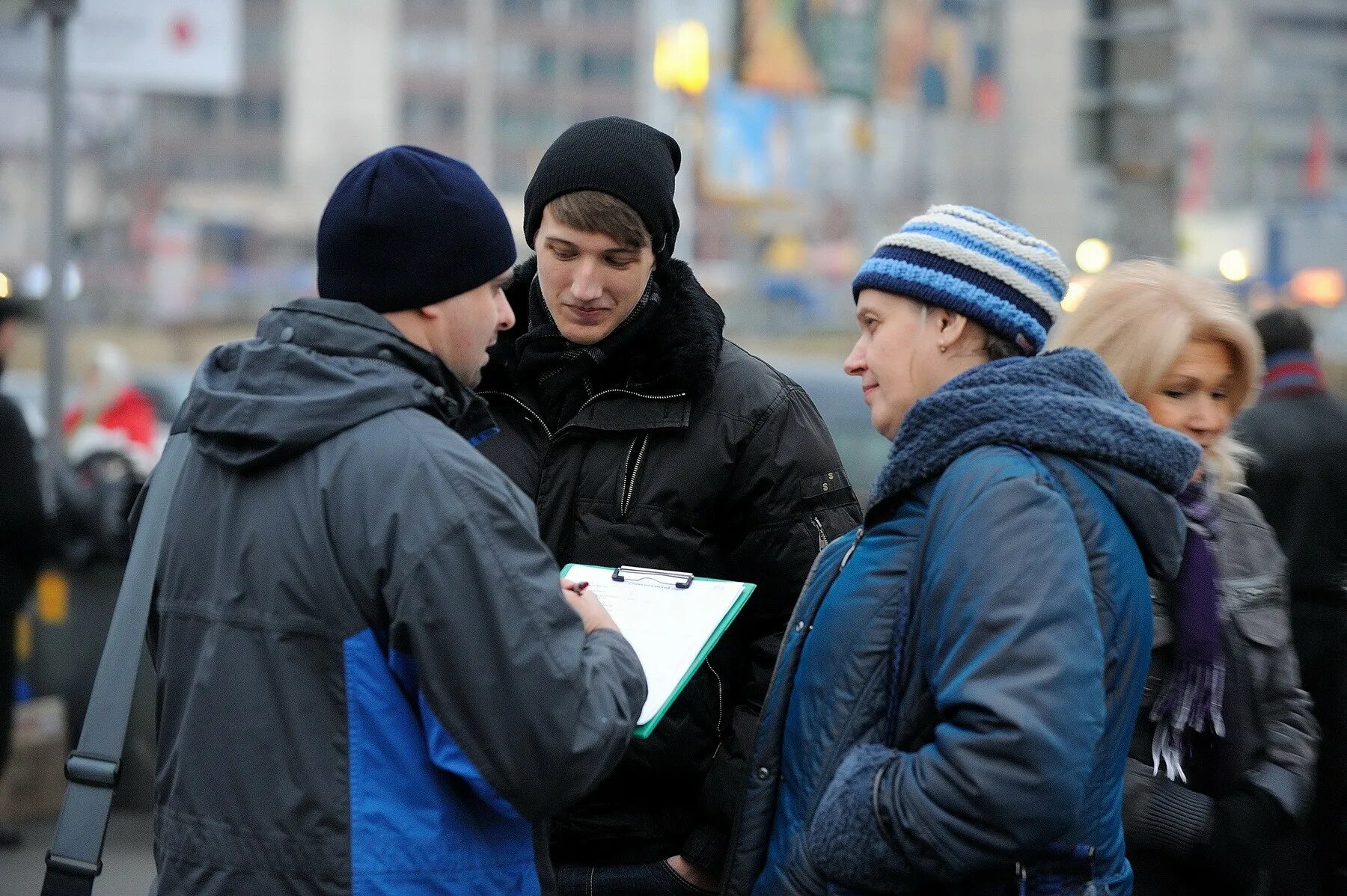 опрос прохожих. прохожий поучаствовавший в соцопросе 10. люди на улице. опрос на улице. прохожий поучаствовавший в соцопросе 10.