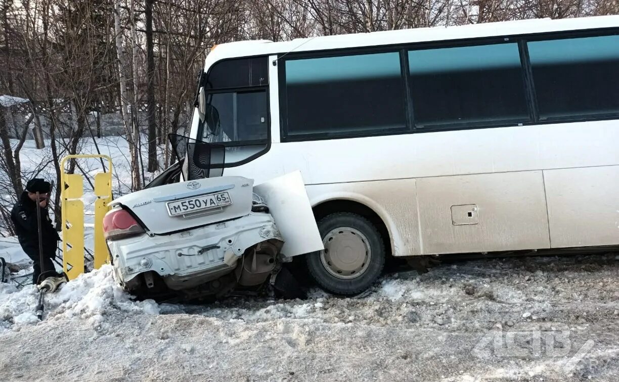 Происшествия южно сахалинск. Автобус на дороге. Автобус Корсаков. Аварии с автобусом в феврале 2023 Южно Сахалинск.