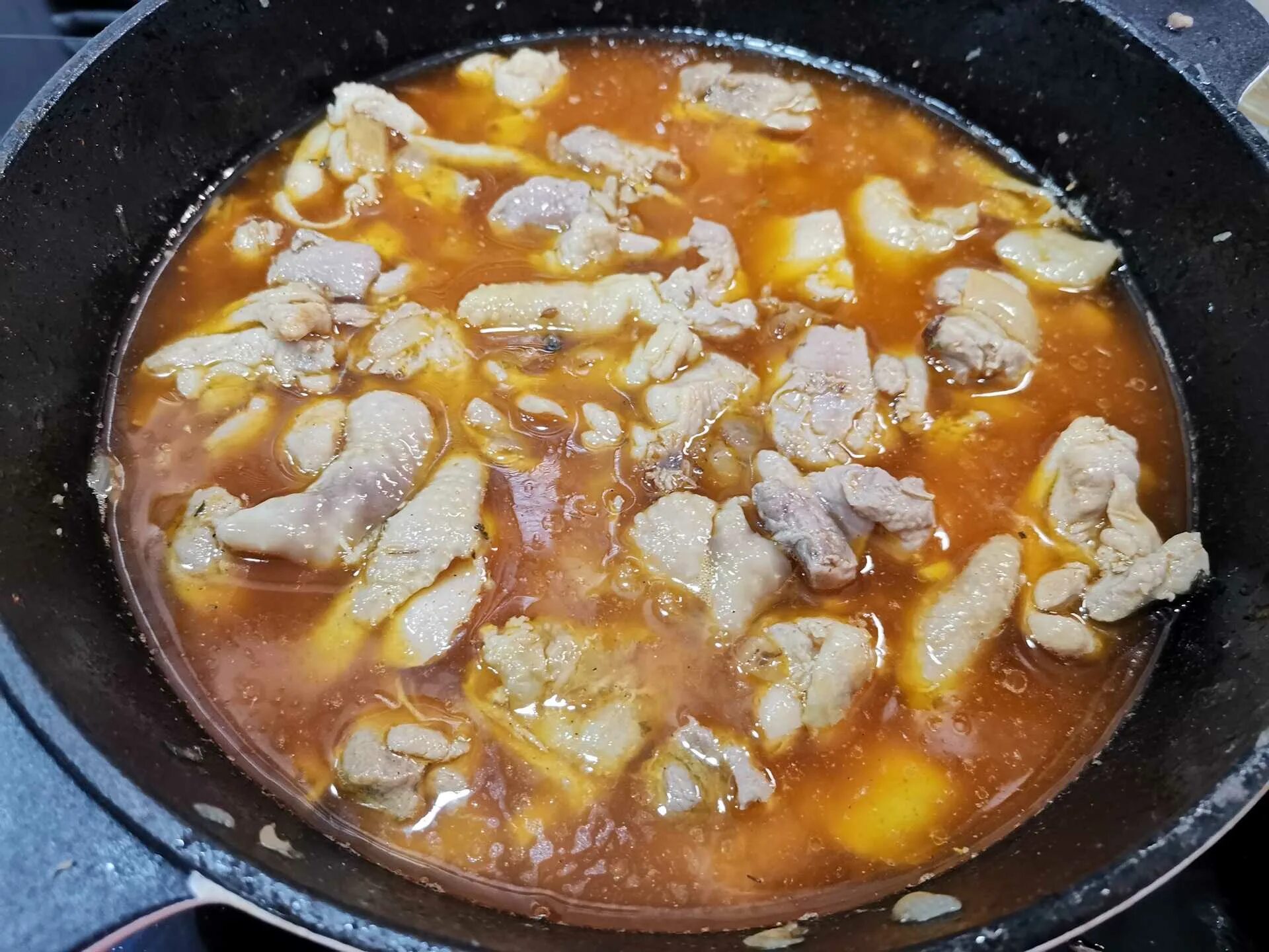 Гуляш из филе курицы с подливкой. Гуляш куриный. куриный гуляш с подливкой. куриное филе гуляш. гуляш из курицы на сковороде с подливкой.