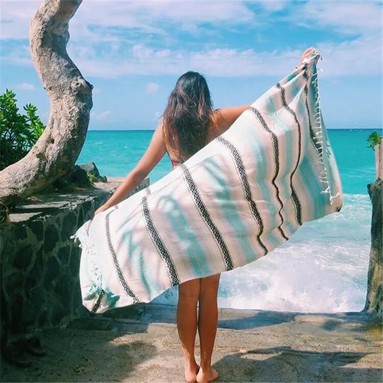 Полотенце для пляжа. Турецкое полотенце пештемаль. Пляжное полотенце. Турецкие пляжные полотенца. Пляжный плед.